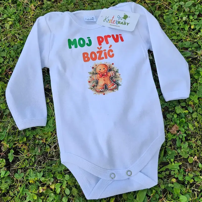 Personalizacija bebi bodi sa imenom deteta i datumom rođenja, idealno za uspomenu.