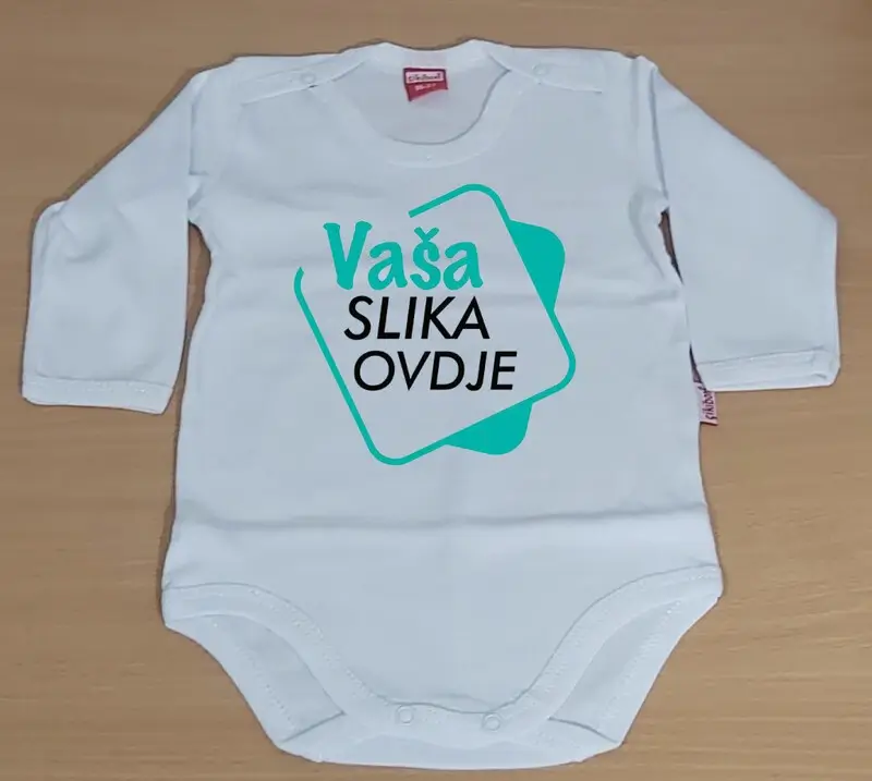 Beli bebi bodi od 100% pamuka, siguran za osetljivu kožu, štampan DTF tehnikom.